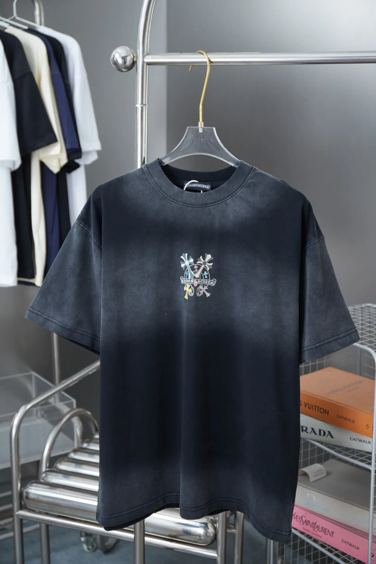 🅿️200 Ch*ome Hearte 25SS early spring new style, Croix heart logo printed short sleeves, light luxury, a must-have item for daily commuting for men and women, correct version, welcome to compare, detailed features · 320g 100% pure cotton double yarn jersey fabric · Custom dyed in the same vat, special thickened 32 count double-strand 1X1 thread · Digital direct printing ➕ Three-dimensional thick letter logo · Ready-to-wear dyeing Then do the faded fried snowflake process, then wash it to make it look old · General washing to improve the effect · Double needle stitching and cross-stitch process · Original main mark, washed tag, brand moisture-proof paper packaging Color: black/white Size: S/M/L/XL